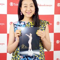 企画展の初日に登場した浅田真央さん＝２５日、柏高島屋