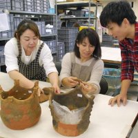 発掘終了後も出土した土器の接合作業などが続いている＝昨年１２月１２日、千葉市中央区の同市埋蔵文化財調査センター