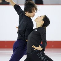三井不動産アイスパーク船橋で練習を公開したアイスダンスの村元（右）、高橋組（代表撮影）