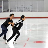 高橋大輔選手ら滑り初め　通年型アイススケート場完成　船橋