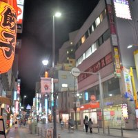 飲食店は閑散とし、繁華街の人通りは少なかった＝８日午後７時半ごろ、千葉市中央区