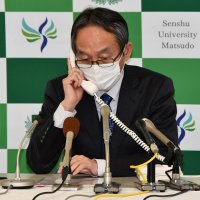 報道陣の前で出場決定の連絡を受ける専修大学松戸高校の徳山校長＝松戸市