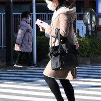 強い風が吹く中、横断歩道を渡る女性ら＝４日午後、千葉市中央区