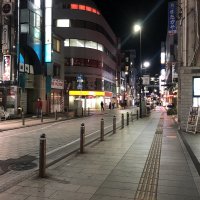 多くの飲食店が時短要請に協力する中、夜の繁華街は静寂に包まれていた＝１７日午後８時５０分ごろ、千葉県内