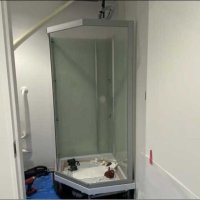 市長室にガラス張りシャワー室　市川市の新庁舎、追加工事で　「専用」に反論、市長「危機管理上必要」