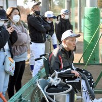 同級生らの試合を見つめる佐久間さん＝木更津市