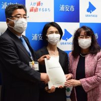 多言語表記検証委員会の報告書を内田市長に提出する委員ら＝浦安市
