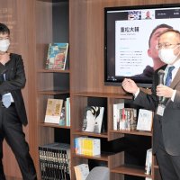 内覧会でシェアスペースの魅力を語る平山建設の平山社長（右）