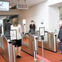 顔認証技術によってパスポートなどを提示しなくても搭乗ゲートを通過できるようになる＝１３日、成田空港