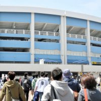 ＺＯＺＯマリンスタジアムへプロ野球観戦に訪れる人たち＝２５日正午ごろ、千葉市美浜区
