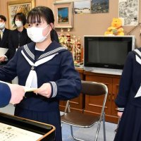 迷子の女児、交番に　お手柄中学生「勇気出せた」　千葉中央署、２人に感謝状