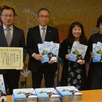 翻訳絵本、保育園に寄贈　船橋の医師寺田さん「ぜひ読んで」