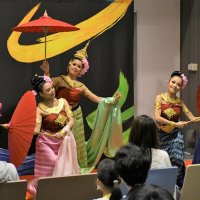 周遊便でタイ旅行気分　伝統舞踊や機内食楽しむ　成田空港