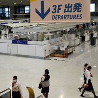 旅客が減少し、チェックインカウンターの一部が稼働していない成田空港第２ターミナル＝２７日