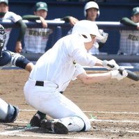春季千葉県高校野球大会決勝でプレーする選手＝千葉市稲毛区
