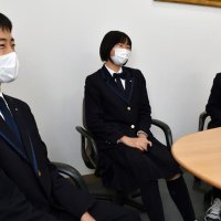 学校の自慢について語る（左から）杉原さん、日諸さん、高橋さん＝八千代市
