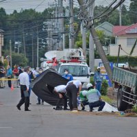 「早く、早く」住宅街に悲痛な声　児童らの荷物散らばり…　住民悲痛「歩道なく危険」　八街・小学生の列にトラック