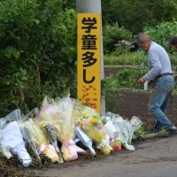 「笑顔かわいかった」「明るく優しい子」　事故現場に献花　住民ら、対策訴え　八街児童５人死傷事故