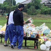 児童５人が死傷した事故で運転手の容疑者が送検された３０日も現場では献花に訪れる人が絶えなかった＝午後０時半ごろ、八街市