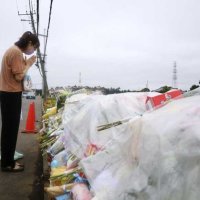 「かわいい子」「生き返って」　悼む姿絶えず　雨の献花台、再発防止願う　八街児童５人死傷事故