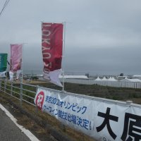 サーフィン会場の釣ケ崎海岸は、施設の整備が進み、開幕へ向けたのぼりが立てられた＝９日、一宮町
