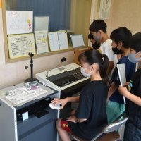 給食時間に「スクラジ！」　ｂａｙｆｍ特別番組放送　黙食少しでも楽しく　千葉市・都賀小
