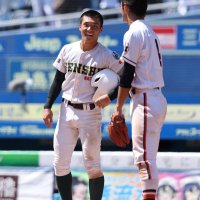 健闘をたたえ合う専大松戸・石井（左）と木更津総合・山中の両主将＝ＺＯＺＯマリン

