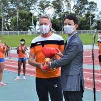 記念品としてチーバくんを贈る熊谷知事（右）
