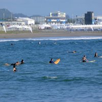 「少しでも五輪見られれば」　サーフィン会場南隣の海岸に人々集う　双眼鏡で”観戦”も　千葉・いすみ