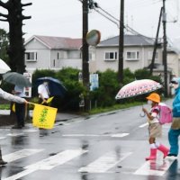 中学生も「手上げ横断」を　４３年ぶり交通教則に復活　千葉県警、啓発活動に力