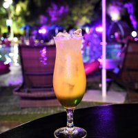炭酸飲料「ＣＨＩＬＬ　ＯＵＴ」を使用した今年限定のオリジナルカクテル
