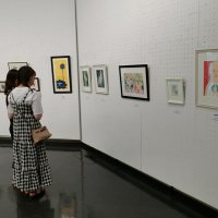 孔版画の魅力発信　動物や風景モチーフに　県立美術館