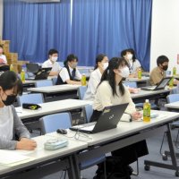 青少年ピースフォーラムに参加した佐倉市内の中学生＝８日、同市
