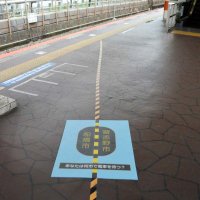 駅ホームに境界線も！？　津田沼の「市境」に興味津々　商店会が親子向け企画　船橋・習志野