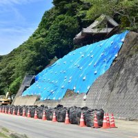 土砂崩れの国道片側通行可能に　勝浦