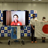 「とびきりの笑顔を」　パラトライアスロン・秦選手、市原で壮行会　姉崎中生徒、寄せ書き入り日の丸贈る