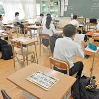 人数を半分に減らした勝浦中の教室