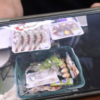 万引犯が店外に持ち出した商品。ハマグリなど高級食材も多い