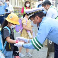 帰り道　気を付けてね　通学路で児童見守り　浦安署と市