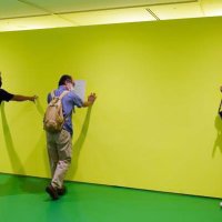 つるされたバッグも作品？　現代アーティスト・飯川さん　千葉市美術館「つくりかけラボ」