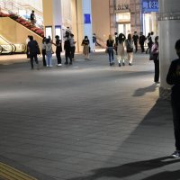 地震の影響で運転を停止したＪＲ。「再開の見込みは立っておりません」と放送が繰り返される中、運転再開を待つ乗客ら＝７日午後１１時４０分、千葉市中央区のＪＲ千葉駅前