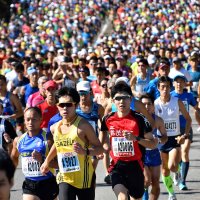 ２０１８年に開催されたアクアラインマラソンで一斉にスタートするランナーたち