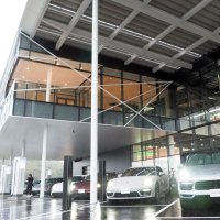 ポルシェ体験施設が木更津にオープン　世界９番目、立体的コースで性能体験　市道に「ポルシェ通り」命名も