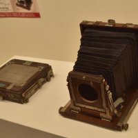 乾板フィルム用の組み立て式暗箱カメラ。撮影者はピントと構図を確かめるため、暗幕をかぶって撮影していた
