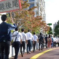 八街児童５人死傷事故　傍聴希望に長蛇の列　「悲惨さ学び伝えたい」　２７席に２８４人
