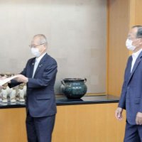 人事委員会勧告を熊谷知事（左）に手渡す諸岡委員長＝１１日、県庁