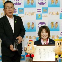 八街市、里見選手にスポーツ栄誉賞　パラ車いすバド２冠　「今後も市民に元気を」