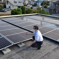 屋上に設置された太陽光発電設備＝千葉市花見川区
