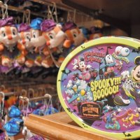 ハロウィーンコスチュームを着たキャラクターの特別グッズ