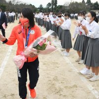 東京五輪ボクシング「銅」　並木選手「応援で取れた」　母校の成田・遠山中に凱旋